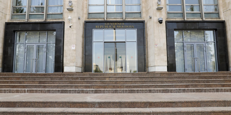 Спецсовещание в правительстве по поводу событий в кишиневском аэропорту: прессу не пустили на заседание, которое проходило за закрытыми дверями | VIDEO