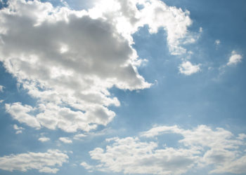 Meteorologii anunță o zi mai răcoroasă: Temperaturi sub 30 de grade Celsius și cer variabil