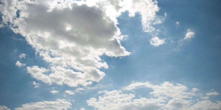 Meteorologii anunță o zi mai răcoroasă: Temperaturi sub 30 de grade Celsius și cer variabil