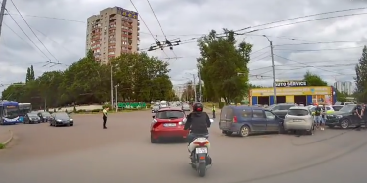 В столичном секторе Ботаника столкнулись три автомобиля. Есть пострадавшие