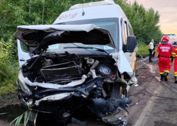 România: Microbuz cu 12 călători, implicat într-un accident la Valea Călugărească. S-a activat Planul roşu de intervenţie