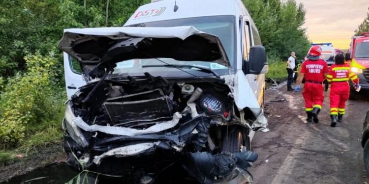 România: Microbuz cu 12 călători, implicat într-un accident la Valea Călugărească. S-a activat Planul roşu de intervenţie