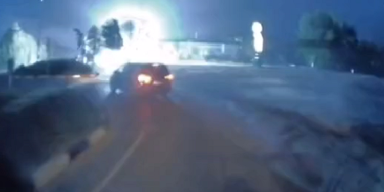 Moment surprins de o cameră de bord: Un fulger a lovit chiar lângă o stație PECO, la Edineț