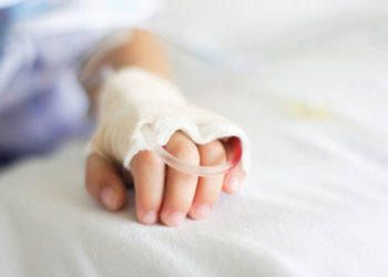 Un băiețel de 3 ani a ajuns la spital în stare extrem de gravă, după ce a înghițit un capac de masă plastică. Care este stare copilului | VIDEO