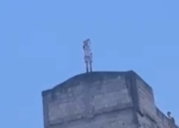 „Echipajul a sosit după 35 de minute, pe acoperiș nu mai era nimeni”. Ce spune poliția despre minorii care se jucau pe o clădire părăsită din capitală | VIDEO