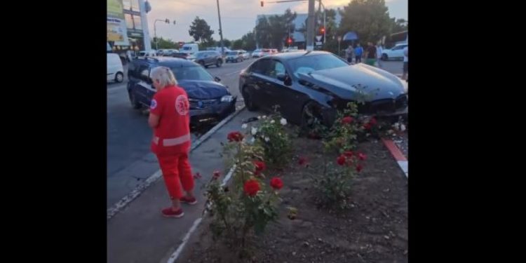 Șoferul unui BMW a provocat un accident în lanț pe o stradă din capitală: Ar fi încercat să facă drift | VIDEO