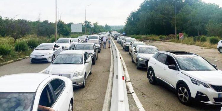 Trafic infernal la vama Leușeni – Albița, ieșire din RM: Pentru ce alte puncte de trecere să optezi