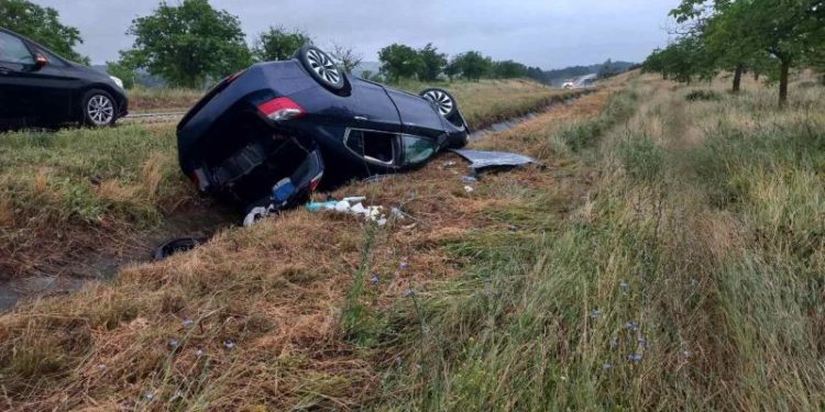 Două tinere, spitalizate, după ce automobilul cu care se deplasau a derapat de pe carosabil și s-a răsturnat, la Nisporeni