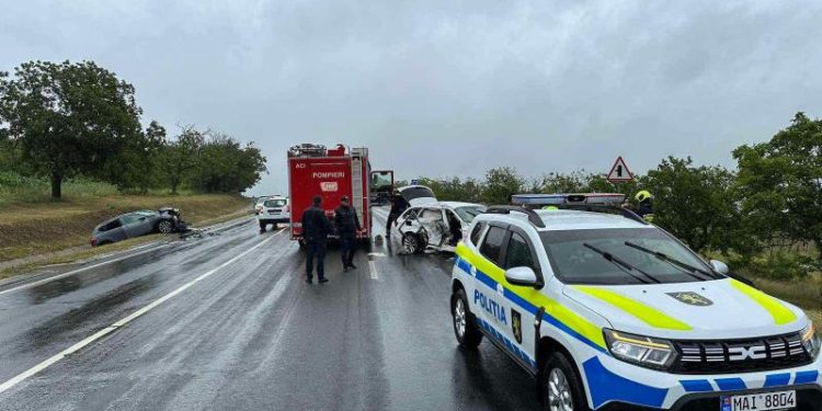 Un Nissan a ajuns într-un şanț, după ce a fost lovit puternic de un BMW: Patru persoane, printre care 2 copii, spitalizate | FOTO