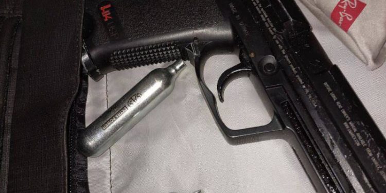 A vrut să treacă frontiera cu o armă: Un pistol cu încărcător și 2 balonașe, descoperite de vameși la o cetățeancă a Ucrainei