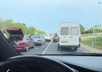„Băieți, nu aveți dreptul să parcați aici”: Un Mercedes, un BMW, o Mazda și un Ford, boțite într-un accident din capitală | VIDEO