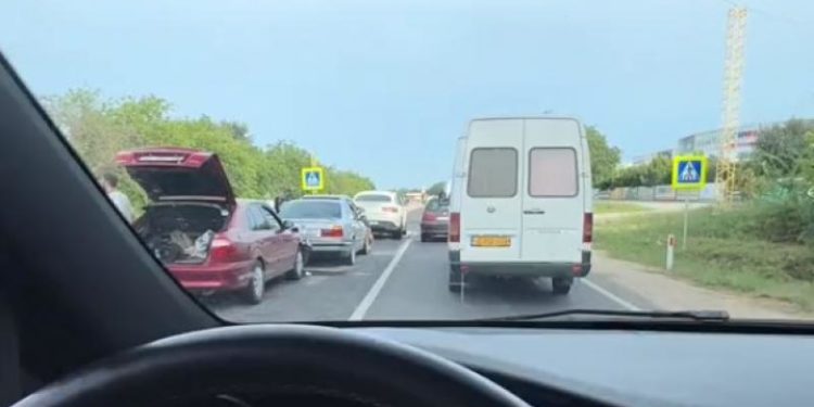 „Băieți, nu aveți dreptul să parcați aici”: Un Mercedes, un BMW, o Mazda și un Ford, boțite într-un accident din capitală | VIDEO