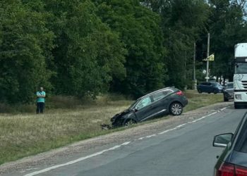 Accident violent în capitală: Un Renault a ajuns într-un șanț după ce s-a lovit cu o Toyota