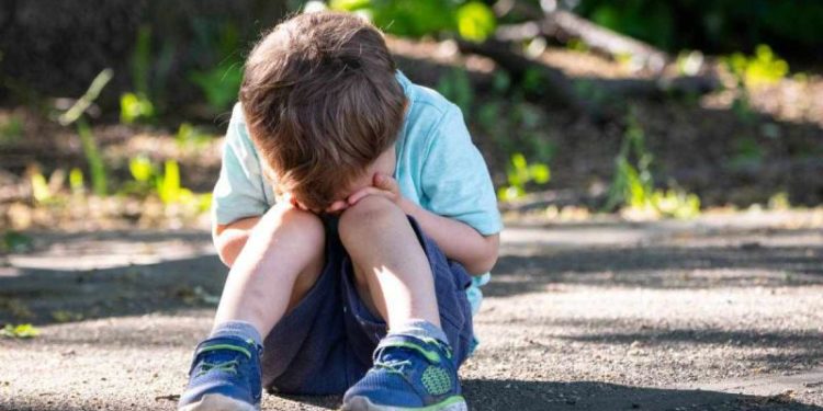 Un copil de trei ani, găsit rătăcind pe o stradă din capitală: „S-a trezit și a ieșit singur din casă”