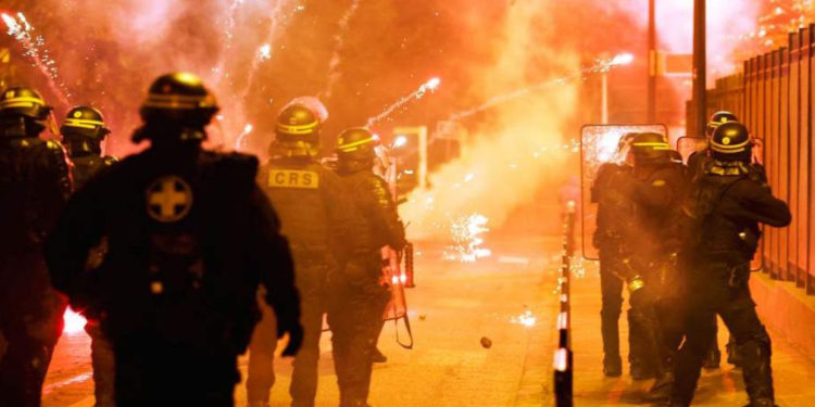 За ночь во Франции задержали почти тысячу участников беспорядков, которые продолжаются четвертый день подряд