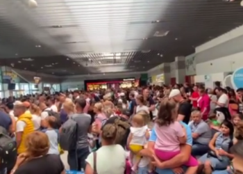 Cozi imense și îmbulzeală pe Aeroportul din Iași din cauza curselor anulate: Zeci de moldoveni sunt blocaţi de ore întregi | VIDEO