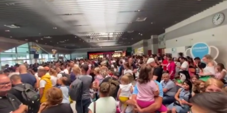 Cozi imense și îmbulzeală pe Aeroportul din Iași din cauza curselor anulate: Zeci de moldoveni sunt blocaţi de ore întregi | VIDEO
