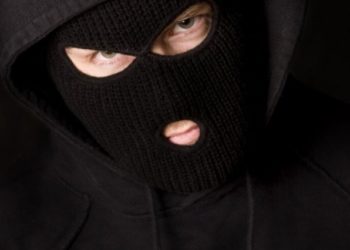 Jaf ca în filme în raionul Ungheni. O femeie s-a trezit în toiul nopții cu doi mascați în casă