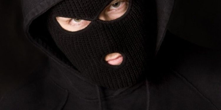 Jaf ca în filme în raionul Ungheni. O femeie s-a trezit în toiul nopții cu doi mascați în casă