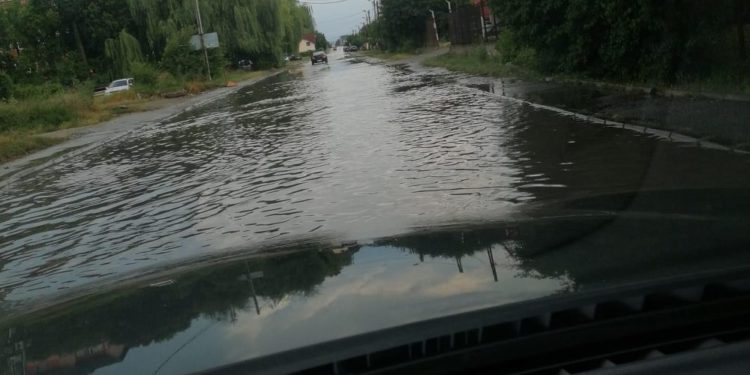 Mai multe zone din România, răvășite de inundații – a plouat timp de câteva ore cât pentru o lună. Meteorologii și hidrologii bat alarma | VIDEO