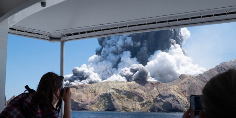 „Ca un cuptor, dar de 1.000 de ori mai rău”. Momentele de groază descrise de turiștii surprinși de erupția vulcanului Insula Albă