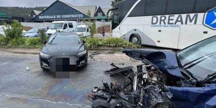 Grav accident rutier în apropiere de Leușeni, cu implicarea a două automobile și a unui autocar ce venea din Elveția | VIDEO