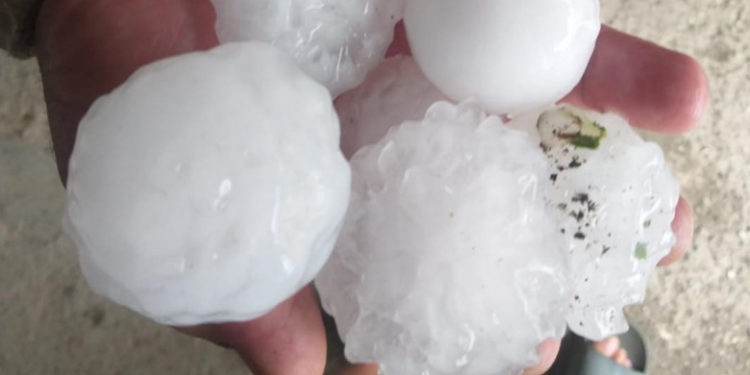 Grindină uriașă în Vâlcea. Cod roşu de vijelie, cu vânt de 100-120 de kilometri pe oră, în Caraş-Severin şi Timiş