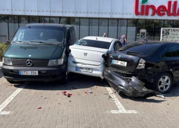 Zi cu ghinion: Patru automobile parcate regulamentar, accidentate grav de o șoferiță din Capitală | VIDEO