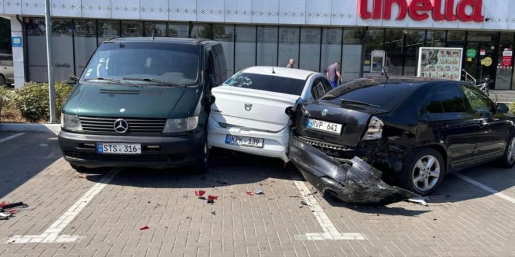 Zi cu ghinion: Patru automobile parcate regulamentar, accidentate grav de o șoferiță din Capitală | VIDEO