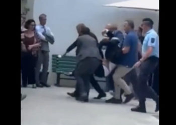 „Nu mor eu din asta”. Momentul în care președintele Portugaliei este luat pe sus și dus la spital după ce a leșinat