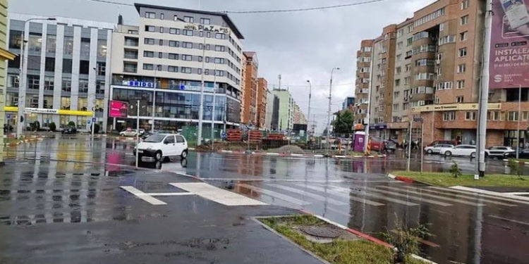 România: Un Matiz a fost luat pe sus de vânt, în Sibiu. Mașina a ajuns într-un sens giratoriu