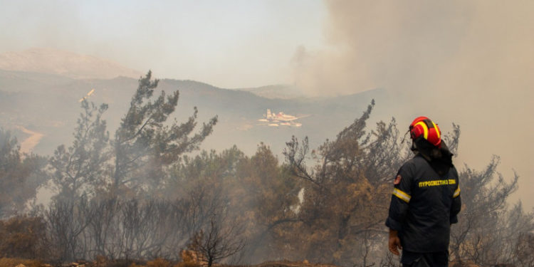 Val nou de căldură extremă în Grecia: Temperaturile ating 45 de grade. Incendiile continuă să devasteze insulele Rodos și Corfu