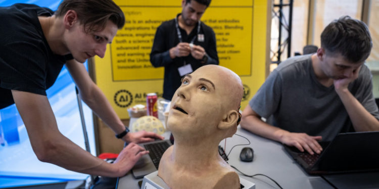 Prima conferință de presă „roboți-oameni” a avut loc la Geneva. Roboții cu inteligență artificială au promis să „nu atace omenirea” | FOTO