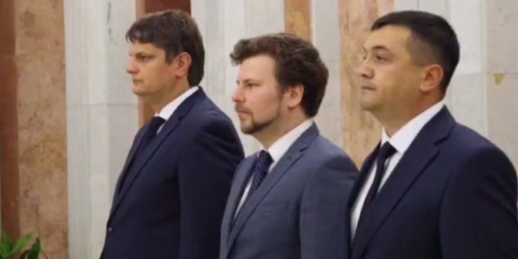 Fără prezentare, deodată la depunerea jurământului. Cine a ocupat funcțiile vacante în Guvern | VIDEO