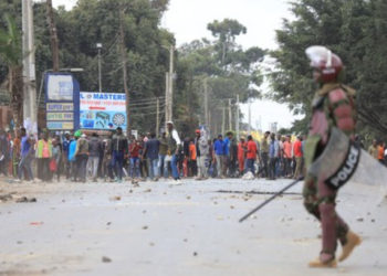 Nouă oameni au murit şi sute au fost arestați după protestele împotriva creşterii taxelor din Kenya