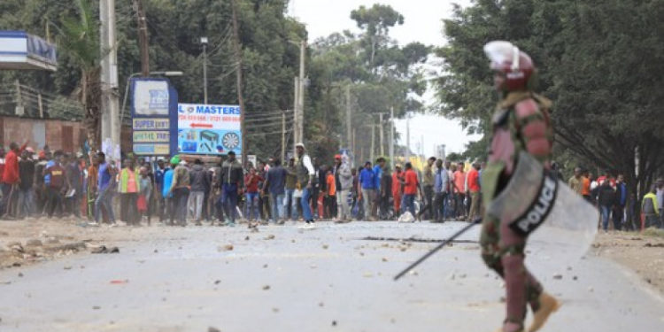 Nouă oameni au murit şi sute au fost arestați după protestele împotriva creşterii taxelor din Kenya