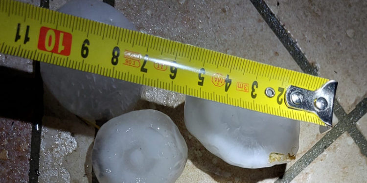 Grindina cât mingea de tenis a lovit în nordul Italiei: Bucățile de gheață au provocat pagube uriașe