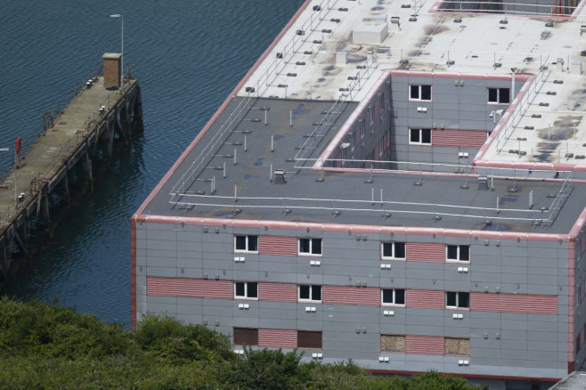 Guvernul britanic a pregătit o barjă uriașă pentru a-i închide pe migranți pe mare. Criticii spun că e o „închisoare plutitoare” | FOTO