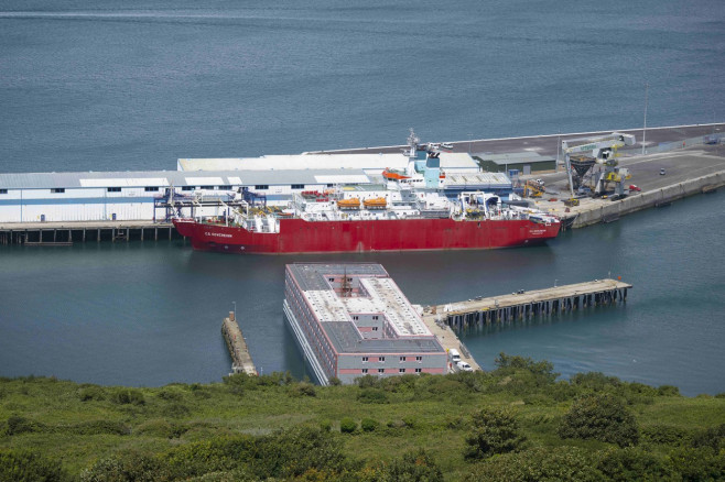 Guvernul britanic a pregătit o barjă uriașă pentru a-i închide pe migranți pe mare. Criticii spun că e o „închisoare plutitoare” | FOTO