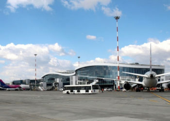 Un avion cu 200 de oameni la bord a aterizat de urgență pe Aeroportul Otopeni din cauza unei amenințări false cu bombă