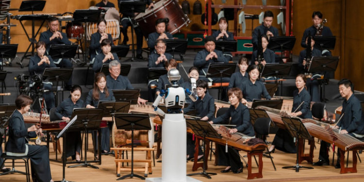 Imagini inedite în Coreea de Sud: Un robot a dirijat orchestra națională