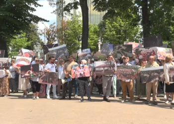 „Acest proiect de lege trebuie să fie retras. El contravine Constituției”. Flashmob mut al echipei lui Ilan Șor la Parlament, împotriva inițiativei de a interzice participarea la alegeri | VIDEO
