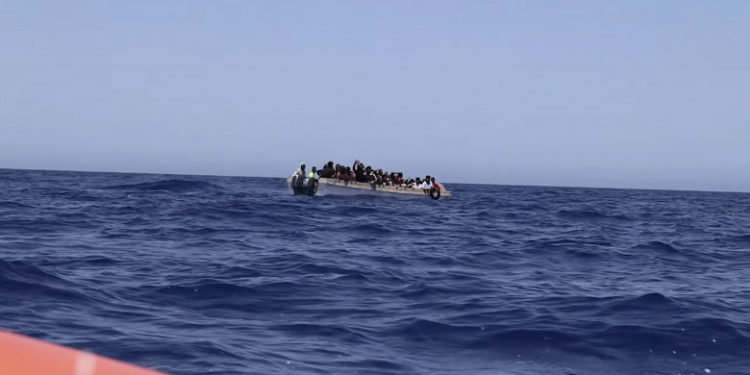 46 de migranţi, salvați în Mediterana. „O fetiţă de 4 ani cu tatăl ei şi peste 10 minori neînsoţiţi se numără printre supravieţuitori” | VIDEO