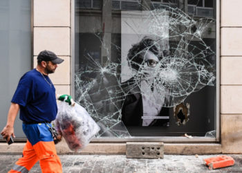 Franța arde: Oamenii legii au reținut 486 de persoane în a cincea noaptea de violențe