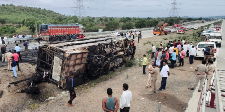 Un autobuz a luat foc pe o autostradă din India: Cel puțin 25 de persoane au murit, dintre care trei copii