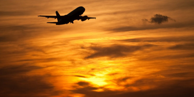 Un pasager a fost înjunghiat cu o sticlă spartă în timpul unui zbor după ce ar fi intervenit într-o ceartă