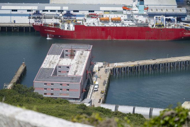 Guvernul britanic a pregătit o barjă uriașă pentru a-i închide pe migranți pe mare. Criticii spun că e o „închisoare plutitoare” | FOTO