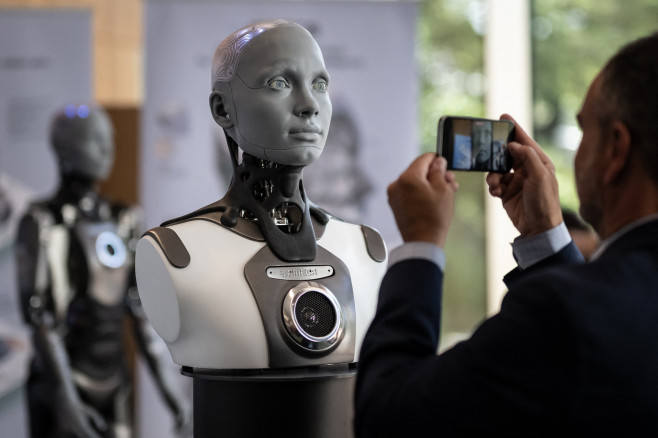 Prima conferință de presă „roboți-oameni” a avut loc la Geneva. Roboții cu inteligență artificială au promis să „nu atace omenirea” | FOTO