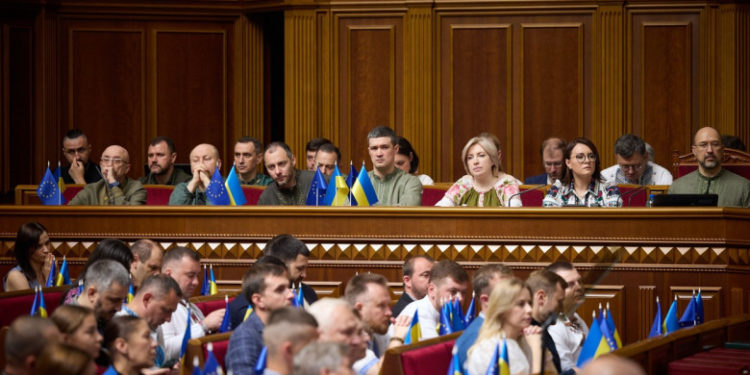 Ucraina a prelungit legea marțială pentru încă 90 de zile și a amânat organizarea alegerilor parlamentare