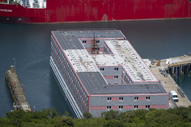 Guvernul britanic a pregătit o barjă uriașă pentru a-i închide pe migranți pe mare. Criticii spun că e o „închisoare plutitoare” | FOTO